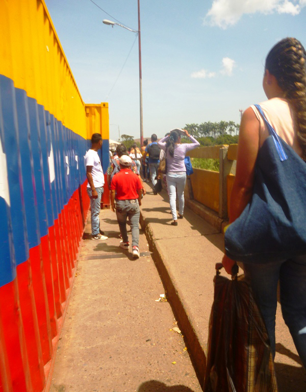 En el Puente Internacional Simón Bolívar permanecen los contenedores colocados para impedir la entrada de ayuda humanitaria, desde enero de 2019.