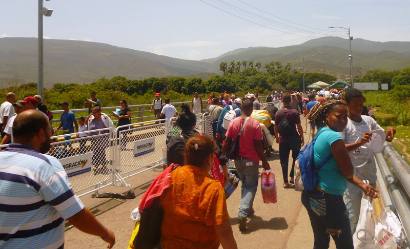 El movimiento diario de personas entre San Antonio del Táchira y La Parada, en Colombia, no cesa. Miles van y vienen, otros se van del país.