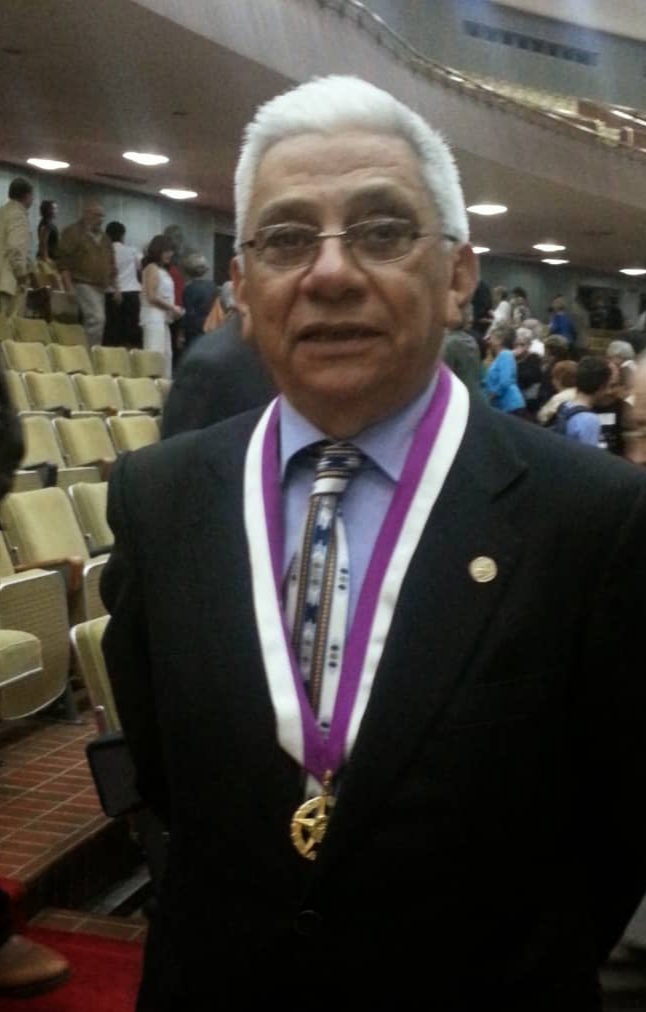 Félix Leonardo Seijas el día que recibió el botón por los 50 años de egresado de la Universidad Central de Venezuela. 
