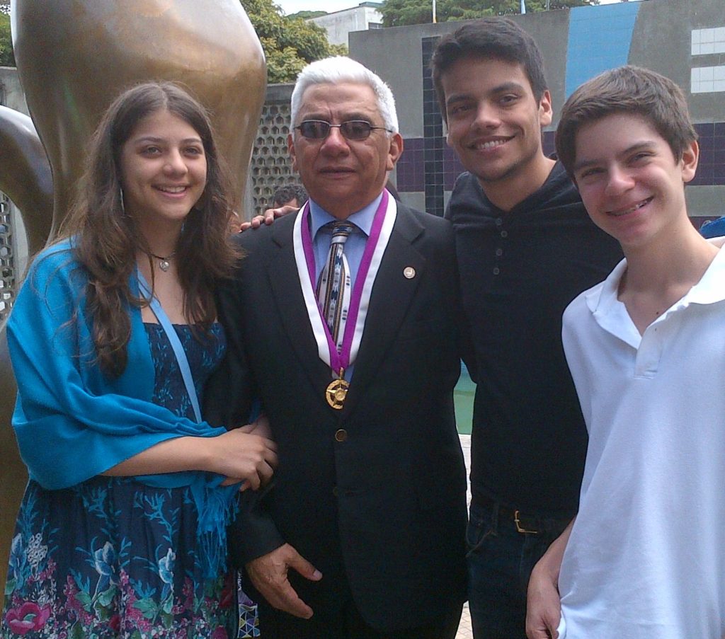 Félix Leonardo junto a sus nietos, tras recibir el botón por los 50 años de egresado de la UCV.