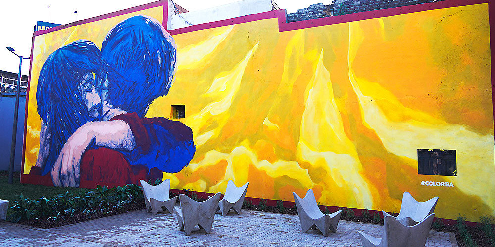 “Un mural inmenso, con los colores de la bandera venezolana, se alza como un abrazo que simboliza dos significados poderosos”