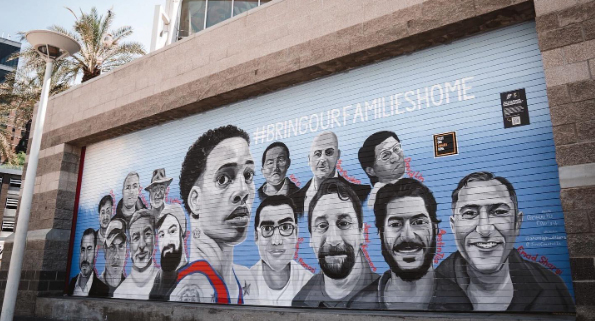 Mural en Fénix, Arizona, realizado por la artista Antoinette Cauley. Los murales en diversas ciudades estadounidenses recuerdan a quienes son rehenes en otros países (@bofhcampaign).